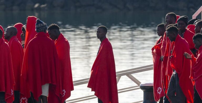 Los menores solicitantes de asilo comenzarán a derivarse a la Península en dos semanas