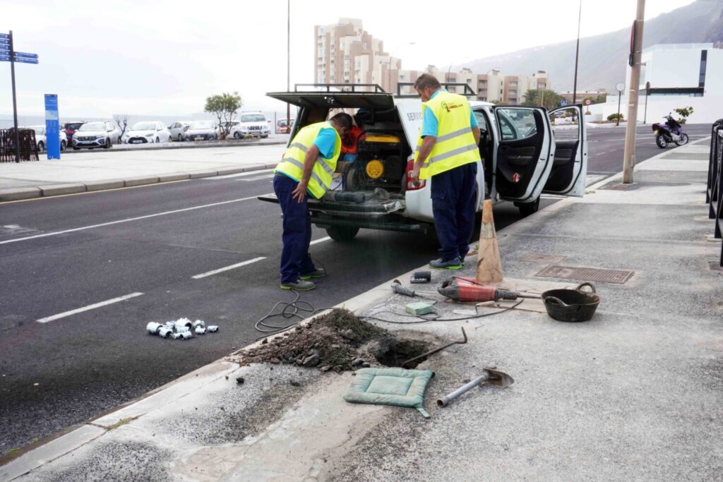 Operarios trabajan en revertir las fugas de agua en la red de saneamiento de Los Silos, en Tenerife