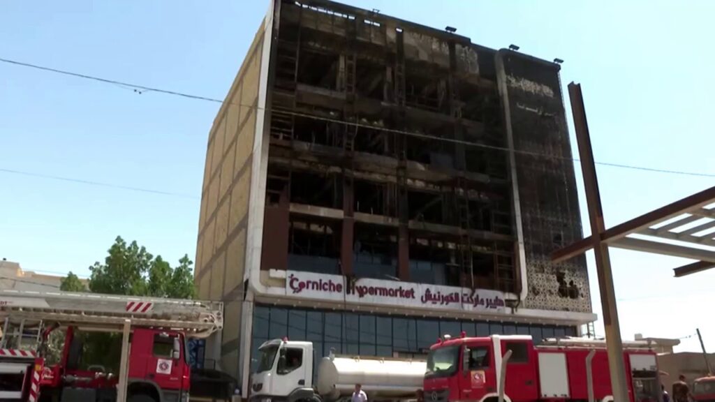 Imagen de la fachada del Corniche Hypermarket de Kut, en Irak, tras el incendio que dejó más de 60 fallecidos