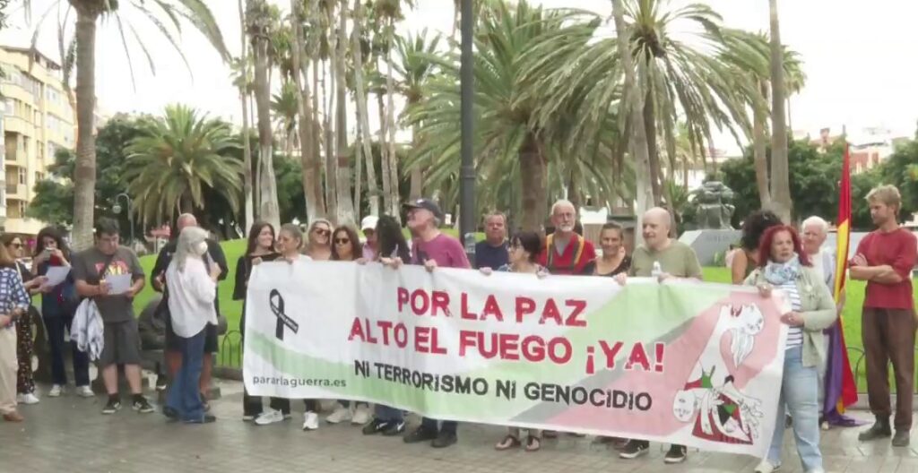 Los manifestantes en Canarias mostraron pancartas pidiendo la paz y el alto el fuego en Palestina