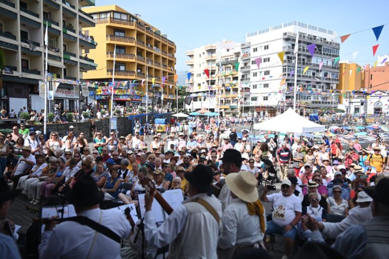 Miles de personas acompañan a la Virgen del Carmen en su Día Grande en Puerto de la Cruz