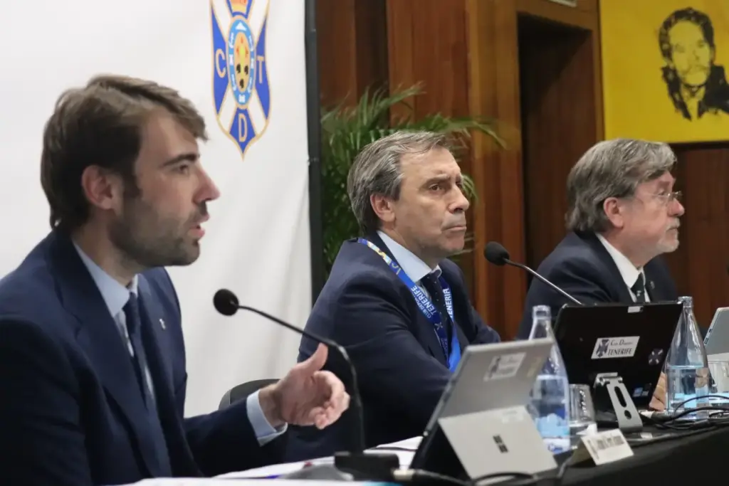 El CD Tenerife rechaza una ampliación de capital y destituye a dos consejeros