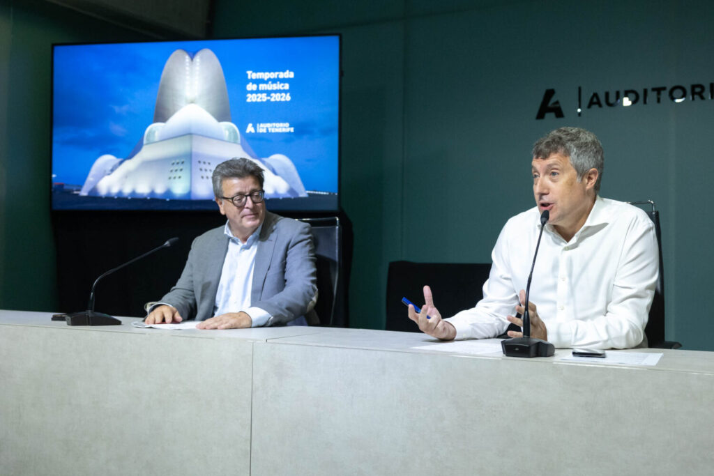 El consejero de Cultura del Cabildo de Tenerife, José Carlos Acha, y el director artístico de Auditorio de Tenerife, José Luis Rivero, presentan la temporada musical 2025-2026 del Auditorio de Tenerife. RTVC.