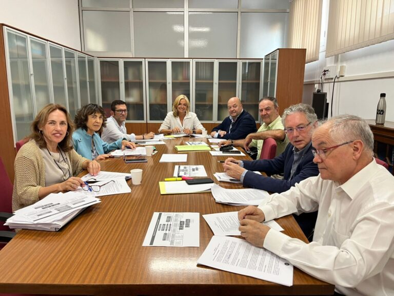 Monzón supervisa los trámites de la Agencia Canaria de Salud Pública