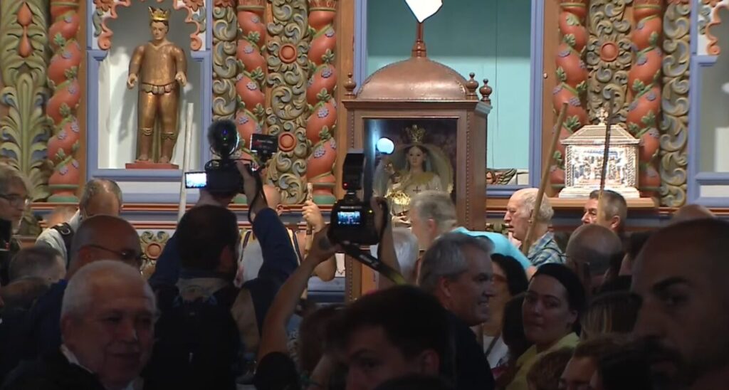 Salida de la Virgen de los Reyes tras la misa/ RTVC.