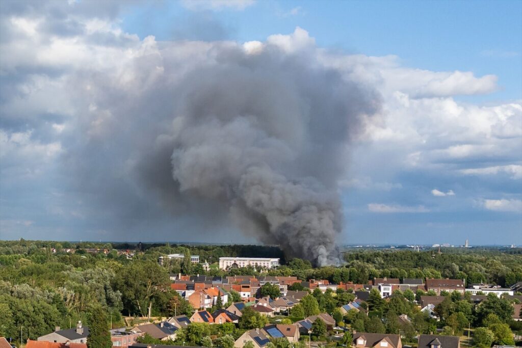 Columna de humo visible desde kilómetros de distancia ocasionada por el incendio del escenario principal del festival de música electrónica Tomorrowland, celebrado en Bélgica