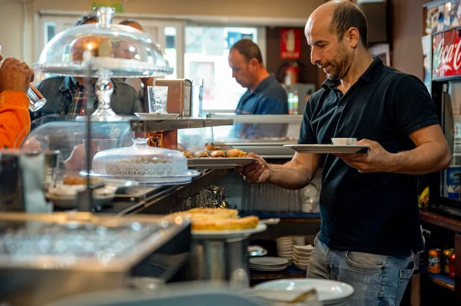 Trabajadores en una cafetería, en una imagen de archivo. EFE/Ismael Herrero