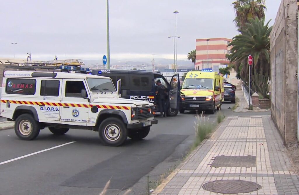 Imagen de los Cuerpos y Fuerzas de Seguridad del Estado en el lugar de los hechos, donde un joven sufrió un apuñalamiento en la zona de El Sebadal, en Las Palmas de Gran Canaria