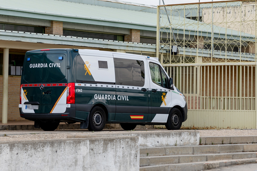 Vehículo de la Guardia Civil que trasladó a Santos Cerdán a la cárcel de Soto del Real. Imagen EFE