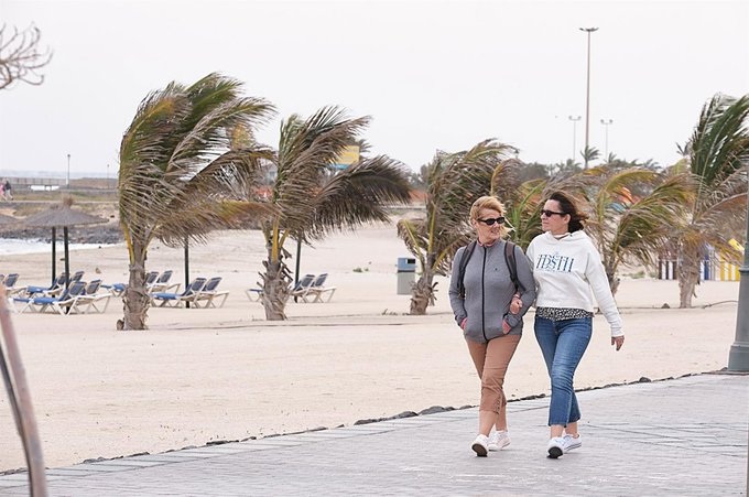 Fuerte viento en las islas. Dos mujeres pasean por una playa en Fuerteventura. Imagen de recurso Europa Press