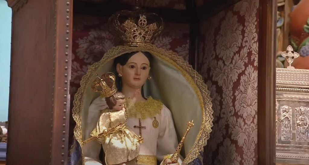 La Virgen de los Reyes tras la Eucaristía/ RTVC.