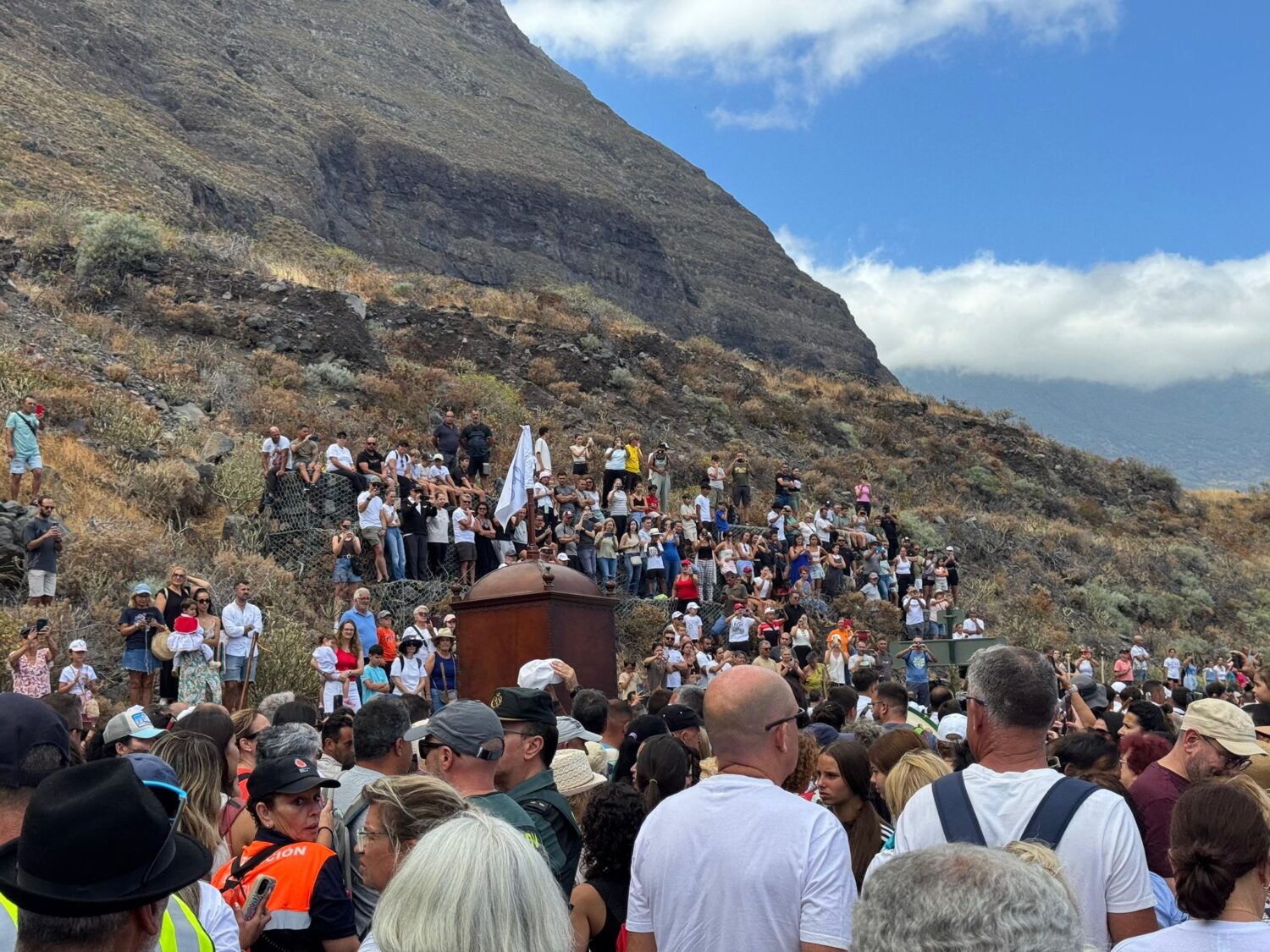 Imagen de la Virgen de Los Reyes en su periplo hacia Sabinosa, en el municipio de Frontera, El Hierro. Lucía Pérez/RTVC.