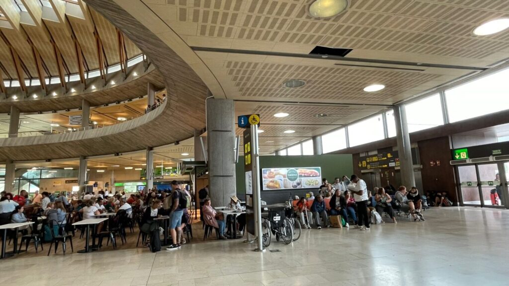 Desvíos en los aeropuertos de Tenerife por fuerte viento y niebla. Foto de Diana Giambona