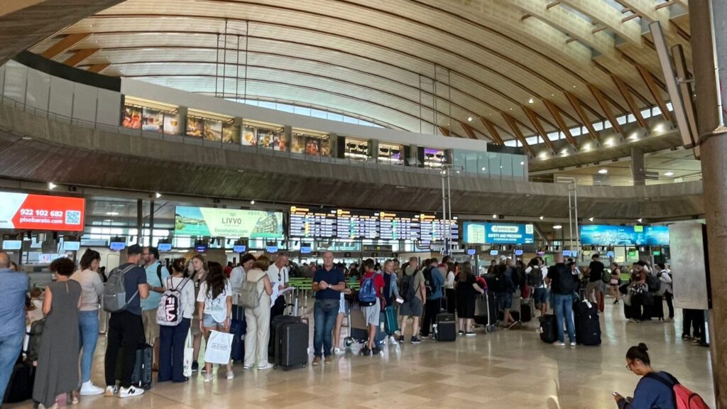 Desvíos en los aeropuertos de Tenerife por fuerte viento y niebla. Foto de Diana Giambona