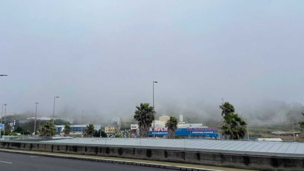 Desvíos en los aeropuertos de Tenerife por fuerte viento y niebla. Foto de Diana Giambona