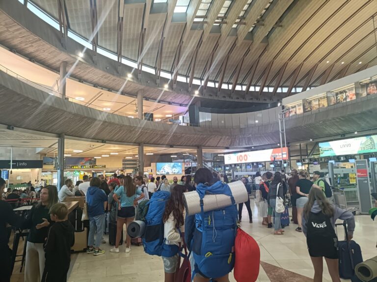 Los aeropuertos de Tenerife recuperan la normalidad