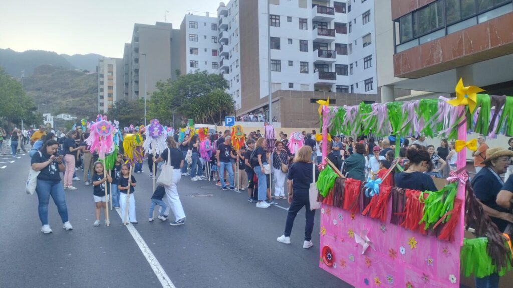 Colas de los niños que van a participar en la Pandorga