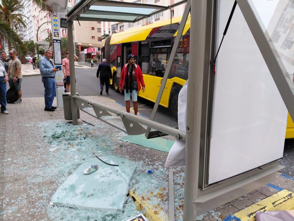 Una guagua choca contra la parada en el barrio de Escaleritas 