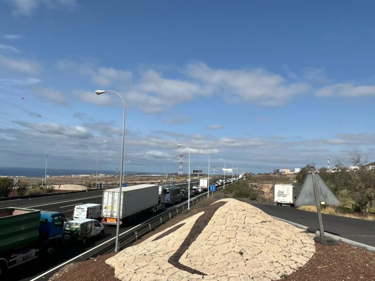 Retenciones en la TF-1 en dirección al aeropuerto de Tenerife Sur