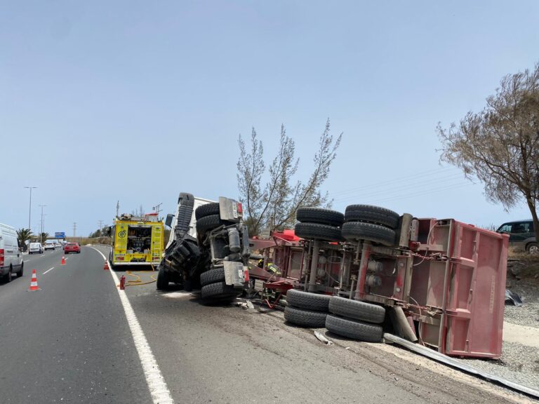 Vuelca un camión en la GC-1 en sentido norte ocasionando retenciones