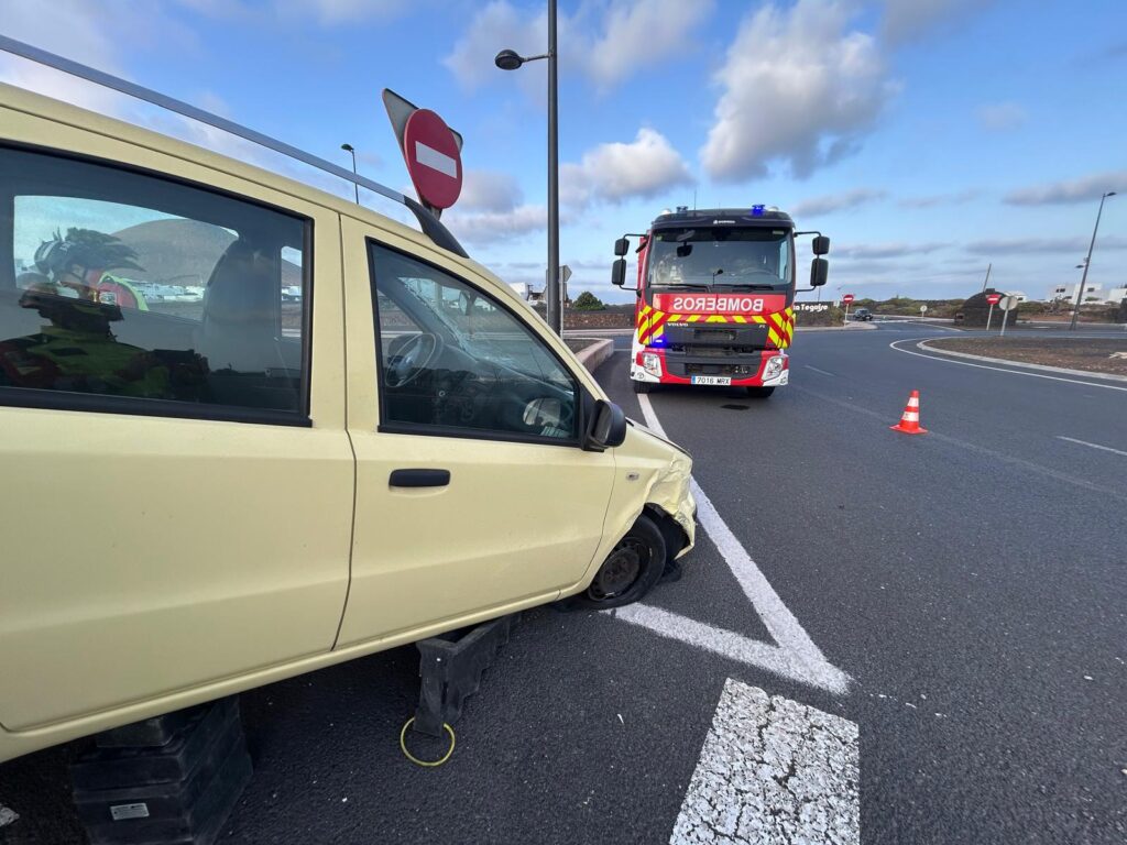 Accidente tráfico sin atrapados. LZ 1 Rotonda César Manrique