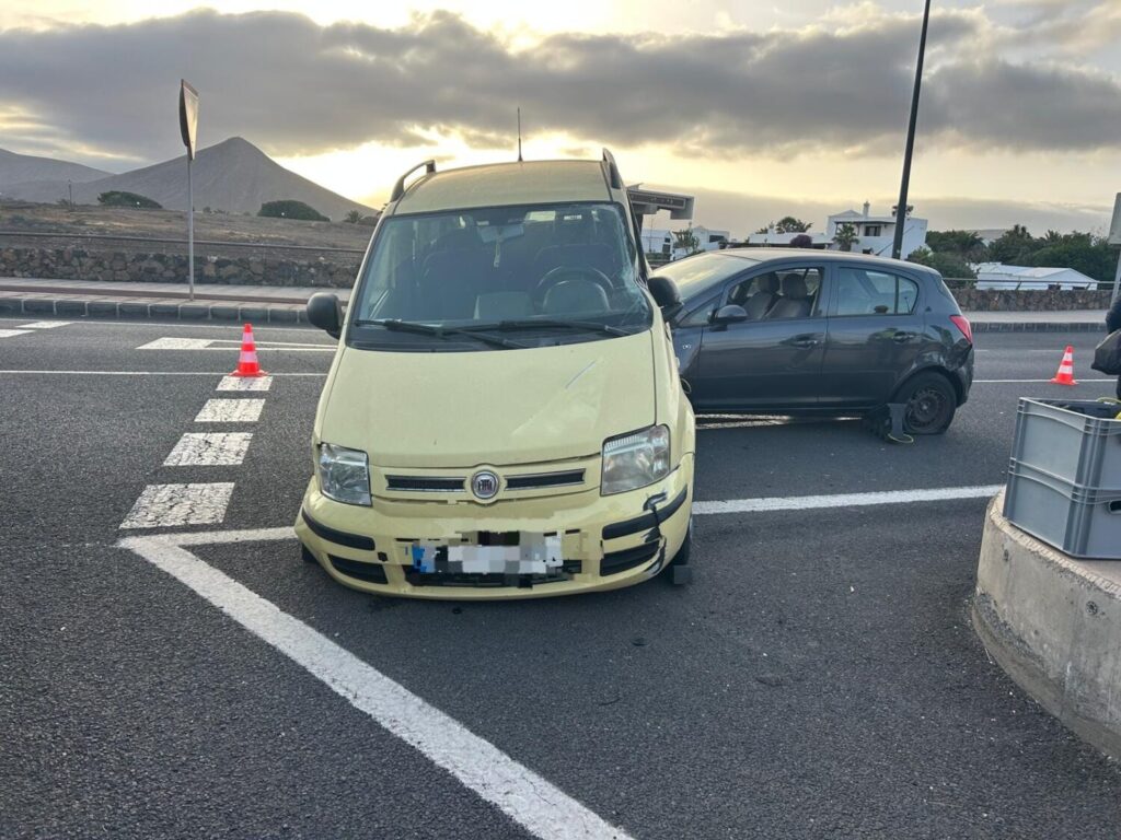 Accidente tráfico sin atrapados. LZ 1 Rotonda César Manrique