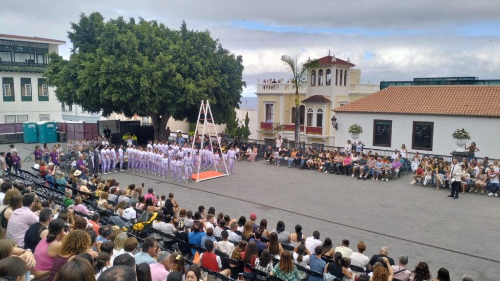 Preparativos para la Danza de los Acróbatas de la Bajada de la Virgen de las Nieves / Laura Ramírez / RTVC 