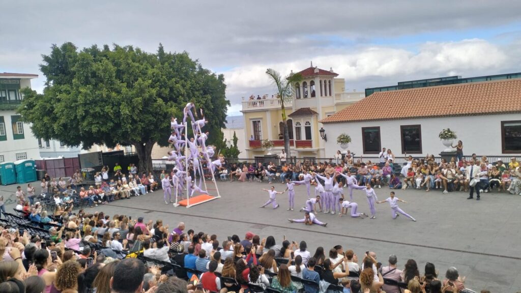 Mucha expectación para ver la danza de los acróbatas / Laura Ramírez / RTVC 
