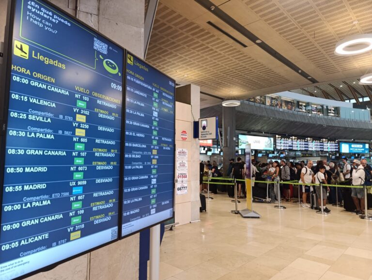 Un hombre intenta subir a un avión con el cadáver de su mujer en una silla de ruedas en Tenerife Sur