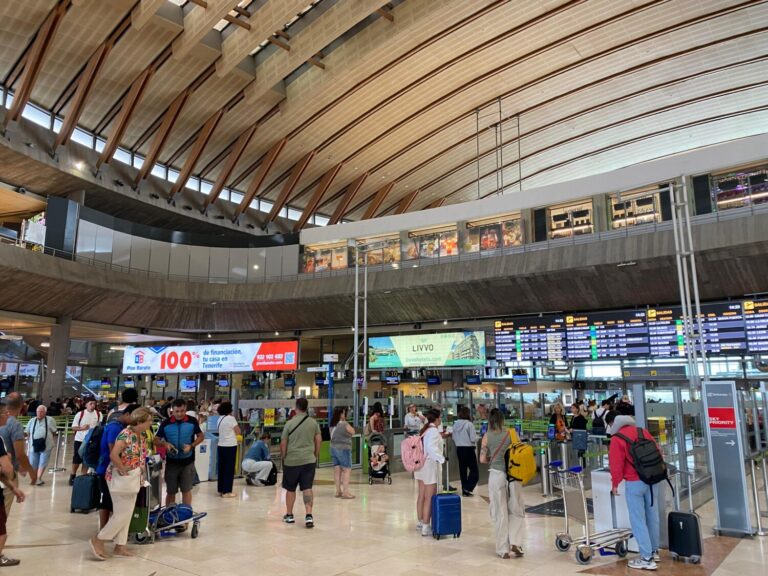 La niebla impide el aterrizaje de 13 vuelos en Tenerife Norte