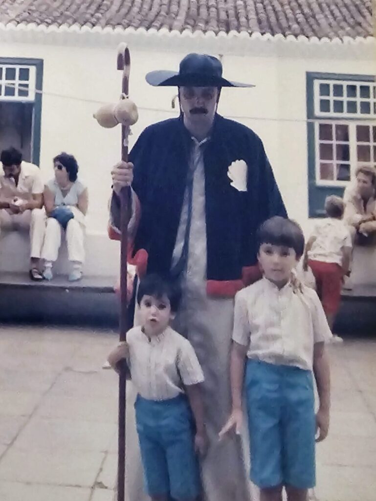 Alonso Lugo vestido de peregrino con sus dos hijos Alonso y Alejandro