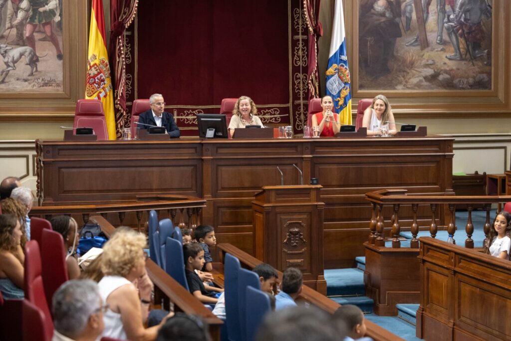 Los niños del proyecto ‘Vacaciones en Paz 2025’ visitan el Parlamento.