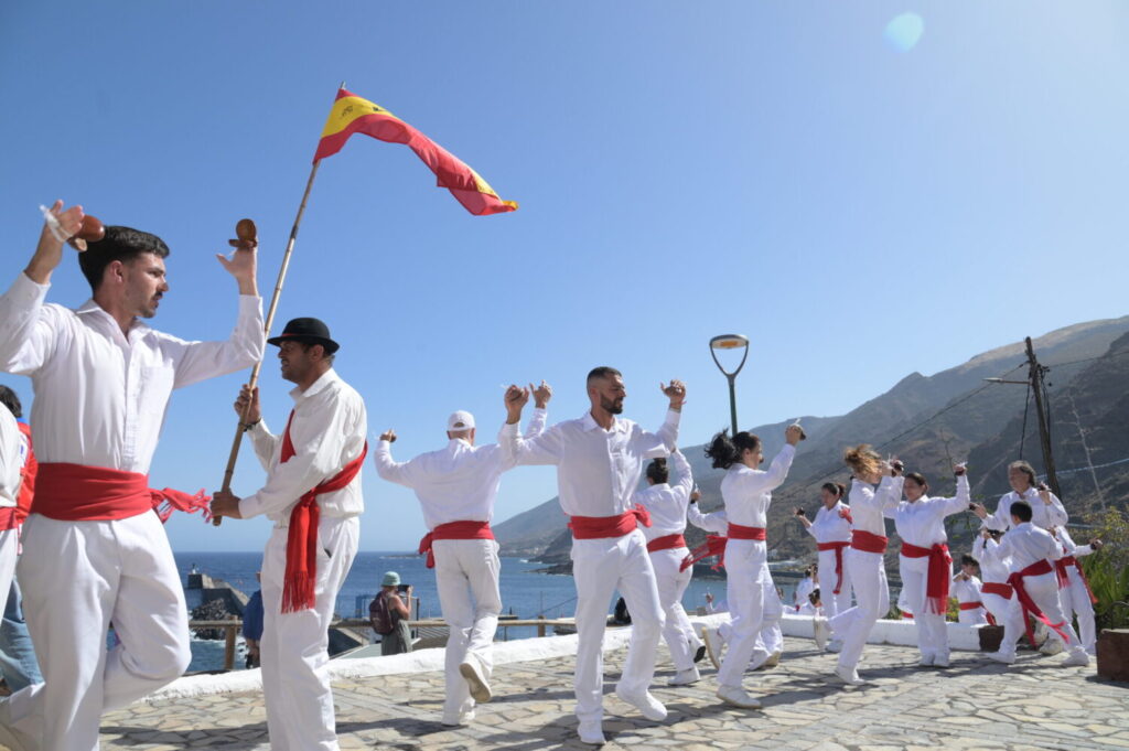 Los bailarines de los diferentes pueblos acompañaron a los santos con bailes y su tradicional música / Cabildo de El Hierro