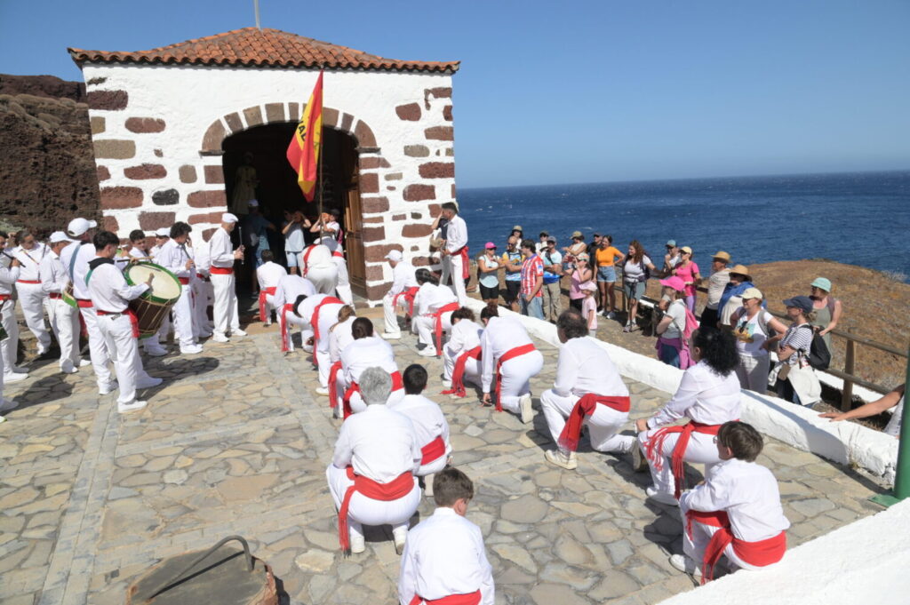 Durante todo el recorrido la devoción de cientos de personas en una cita histórica ha sido constante / Cabildo El Hierro 