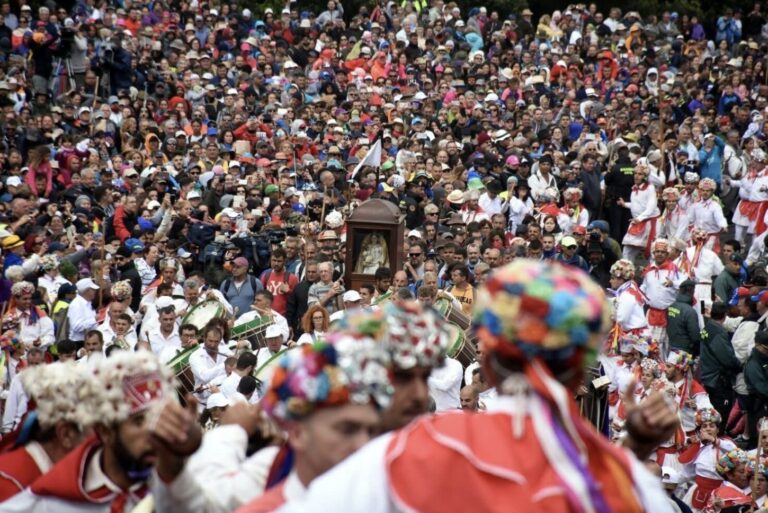 El Hierro vivió su Bajada más multitudinaria y obliga a tomar medidas