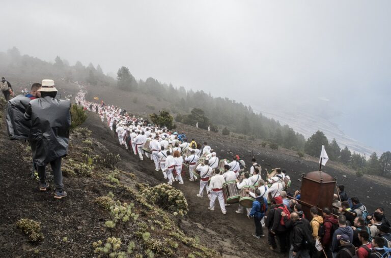 Últimos preparativos para la Bajada de la Virgen de los Reyes