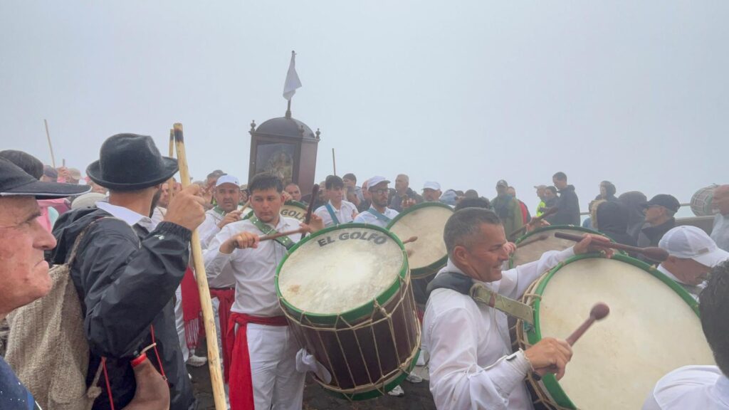 El pueblo de San Andrés ha recibido a la Virgen de los Reyes en su LXXI Bajada después de recorrer el camino de Jinama con lluvia y niebla 