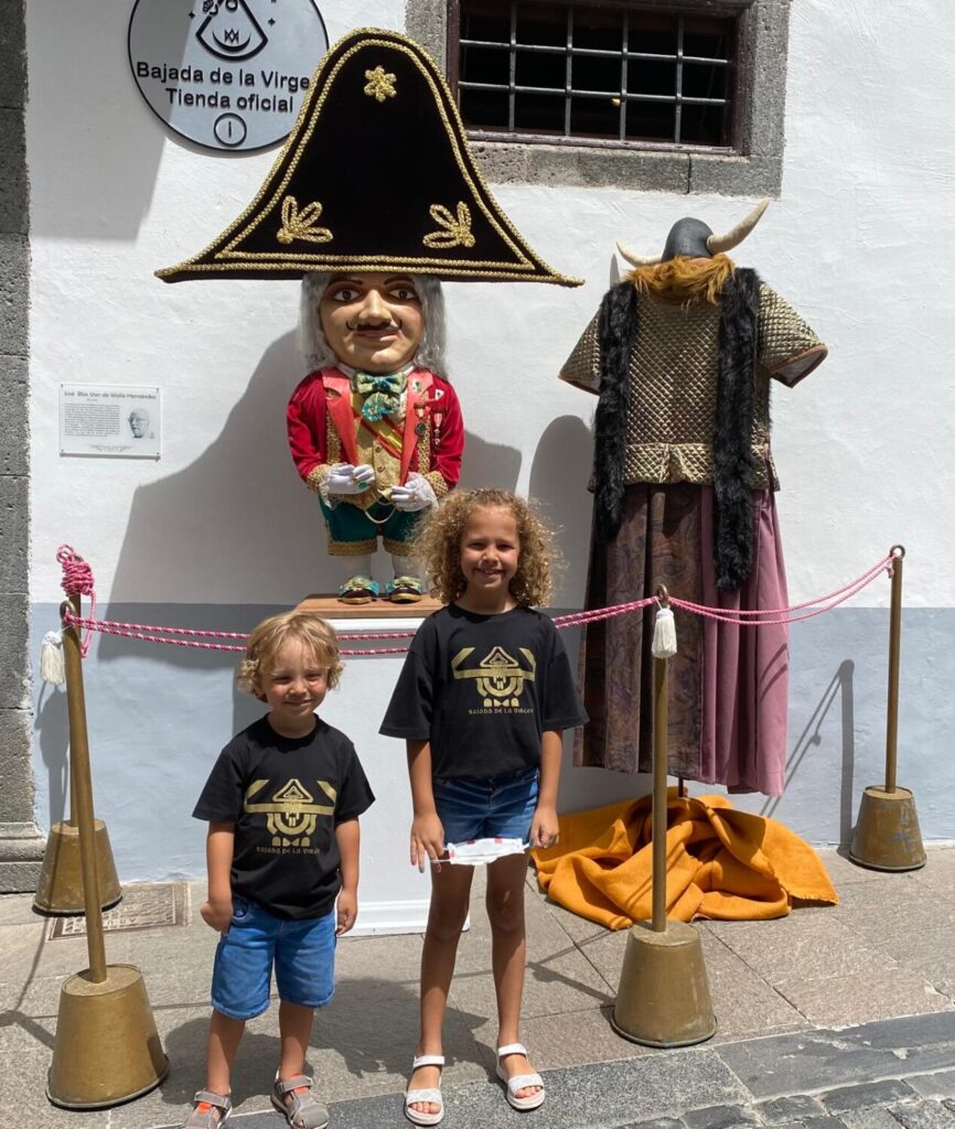 Lucía y Ramón en 2020, cuando se acercaron a la Bajada solo a través de las imágenes de tiendas y calles porque no se pudo celebrar la fiesta.