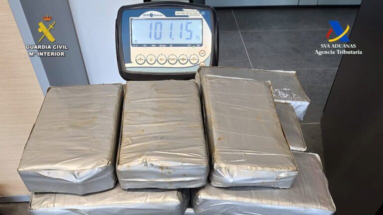 Detenido un buzo tras intentar extraer 101 kilos de cocaína de un buque