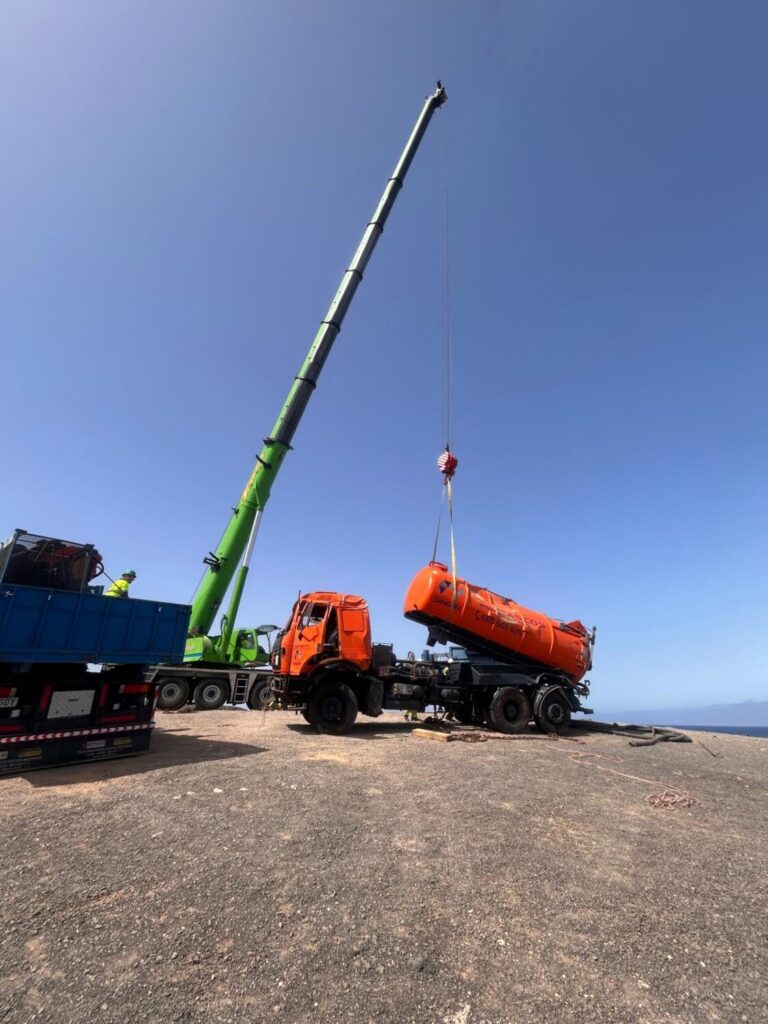 Se retira el camión que quedó embarrancado en la playa de Papagayo