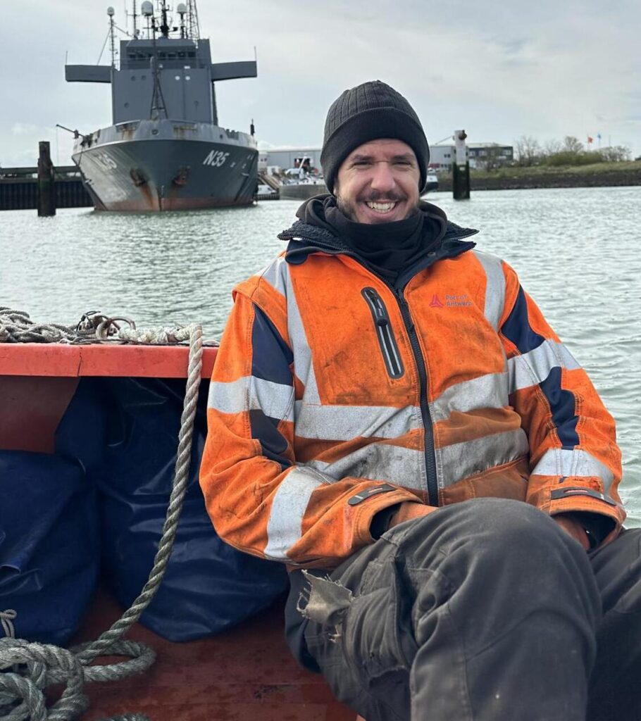 Imagen de Miguel Moreno, con el barco N35 detrás, facilitada por la familia Moreno Dapena. EFE