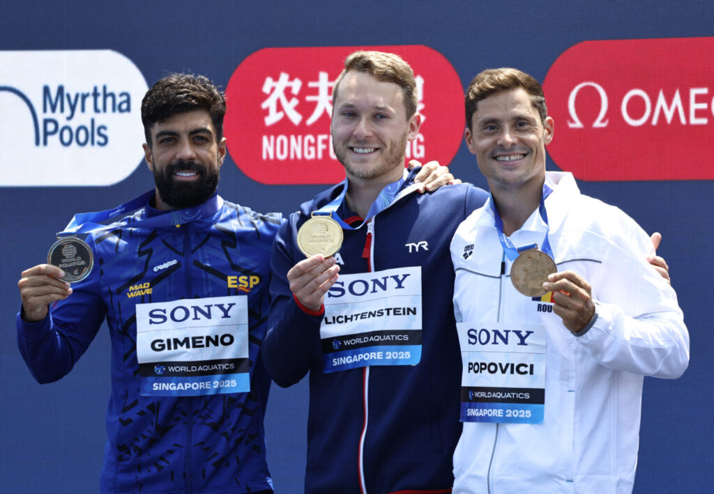 Saltos de altura - Campeonato Mundial de Natación - Hombres 27 m - Finales - Isla Sentosa, Singapur - 27 de julio de 2025. El medallista de plata de España Carlos Gimeno (i), el medallista de oro James Lichtenstein de EE. UU. (c) y el medallista de bronce de Rumania Constantin Popovici (d) posan con sus medallas en el podio REUTERS/Tingshu Wang