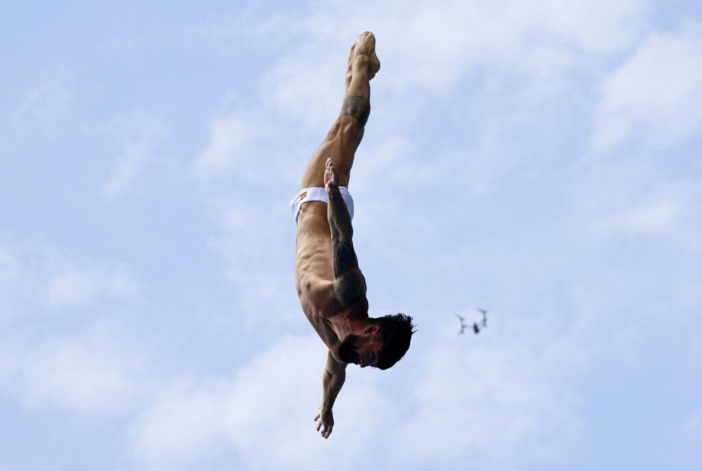 Saltos de Altura - Campeonato Mundial de Natación - Hombres 27m - Finales - Isla Sentosa, Singapur - 27 de julio de 2025 El canario Carlos Gimeno en acción REUTERS/Tingshu Wang