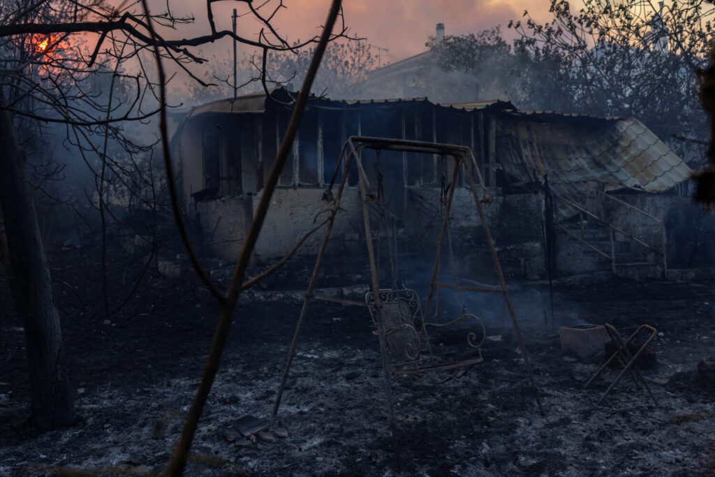 Vista de un columpio en el patio de una casa destruida por un incendio forestal en el pueblo de Kryoneri, cerca de Atenas, Grecia, el 26 de julio de 2025. REUTERS/Alkis Konstantinidis