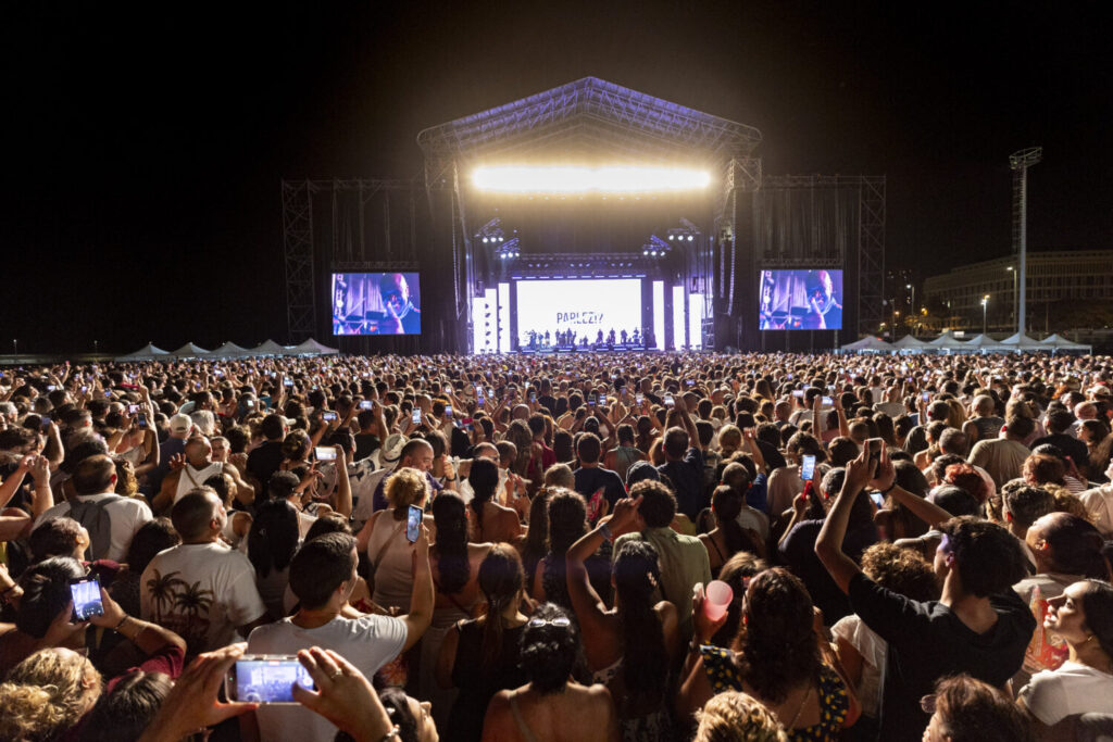 El recinto del Puerto de Santa Cruz de Tenerife se llenó de personas para bailar al ritmo de Juan Luis Guerra. También centenares de personas bailaron por fuera del recinto / Mar Abierto Producciones