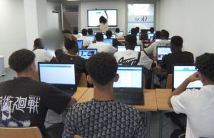 Menores migrantes se forman como ayudantes de cocina en Canarias