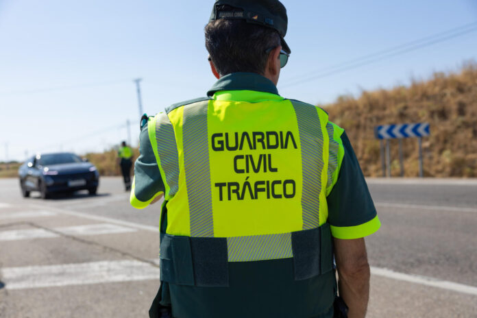 Un agente de la Guardia Civil, durante la presentación de la nueva campaña de la Dirección General de Tráfico (DGT) para el control del consumo de alcohol y drogas este lunes en Toledo EFE/Ángeles Visdómine