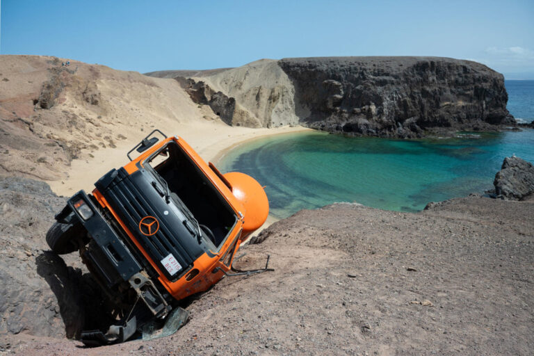 Reabre al baño la playa de Papagayo tras el vertido de un camión cisterna