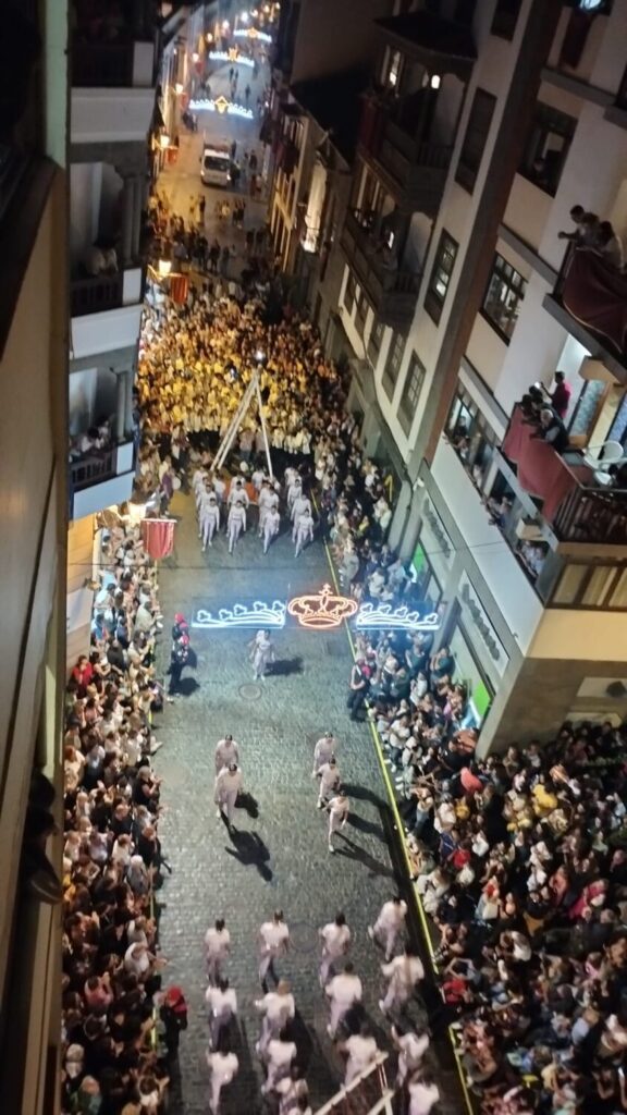 Tras terminar el espectáculo, los acróbatas continuaron por las calles de Santa Cruz de La Palma / Laura Ramírez / RTVC