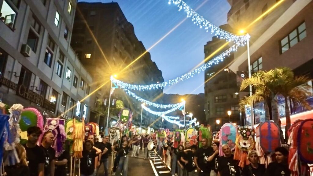 Desfile por las calles de Santa Cruz de La Palma / Laura Ramírez / RTVC